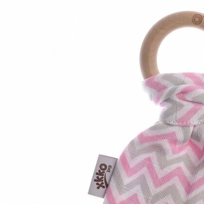 XKKO BMB Hryzátko Lístky - Chevron Baby Pink