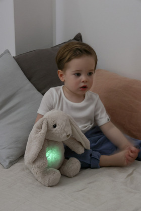 Cloud b® Love Light Buddies - Billy Bunny ™ Nočné svetielko s melódiou, Zajko, 0m+