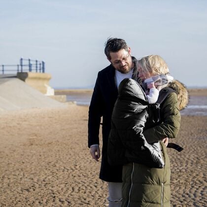 CuddleCo Comfi-Cape, Fusak do kočíka/autosedačky/nosič 2v1, 25x12cm, čierny/fuchsia