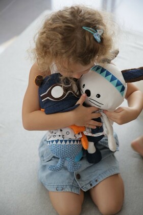 Tots Plyšová hračka se sadou samolepek s písmeny, Veverka