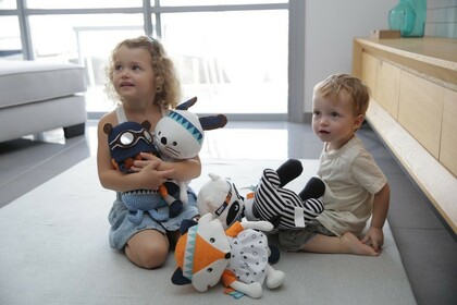 Tots Plyšová hračka se sadou samolepek s písmeny, Veverka