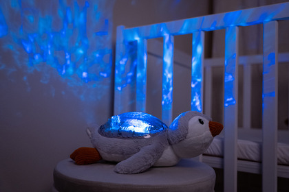 Cloud b®  Tranquil Penguin ECO™ - Nočné svetielko s melódiou, tučniak