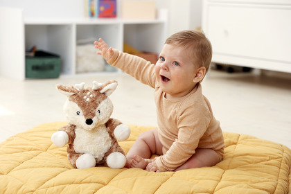 Cloud b® Love Light Buddies - Finley Fawn ™ Nočné svetielko s melódiou, Srnka, 0m+