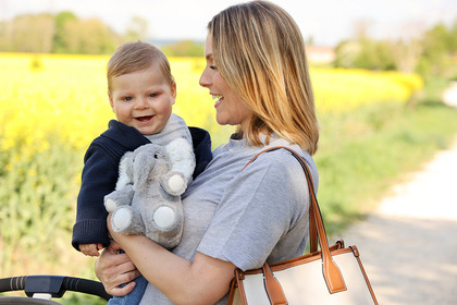 Cloud b® Eli The Elephant On The Go™, plüssjáték/kisállat dallamelefánttal, 0 m+