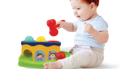 Ks Kinderspielzeug zum Schlagen mit einem Hammer