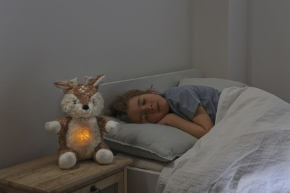 Cloud b® Love Light Buddies - Finley Fawn ™ Nočné svetielko s melódiou, Srnka, 0m+