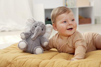 Cloud b® Eli The Elephant On The Go™, plüssjáték/kisállat dallamelefánttal, 0 m+