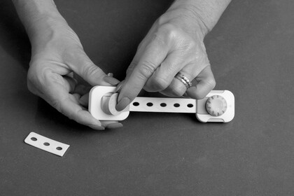 Dreambaby Twist 'n Lock multifunkcionális biztonsági védelem fiókokhoz, szekrényekhez stb. 2db