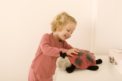 Cloud b® Tranquil Turtle™ Nočné svetielko s projektorom, Lienka