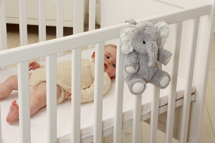 Cloud b® Eli The Elephant On The Go™, plüssjáték/kisállat dallamelefánttal, 0 m+