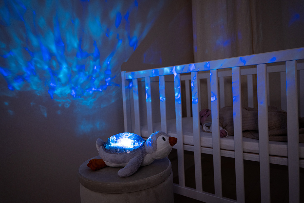 Cloud b® Tranquil Penguin ECO™ - Nočné svetielko s melódiou, tučniak