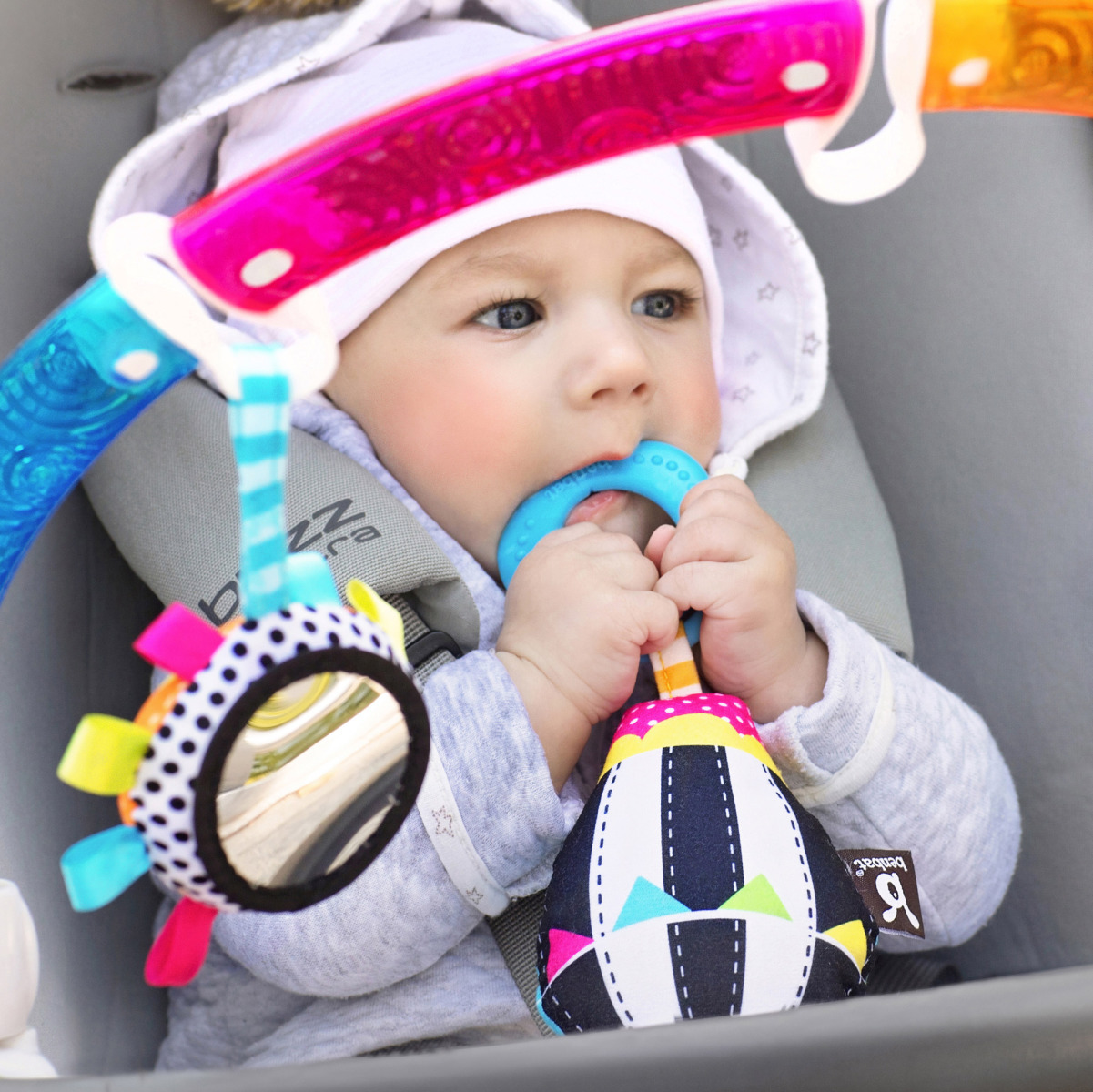 BenBat Senzorická hrazdička s hračkami na kočík a autosedačku - dúha