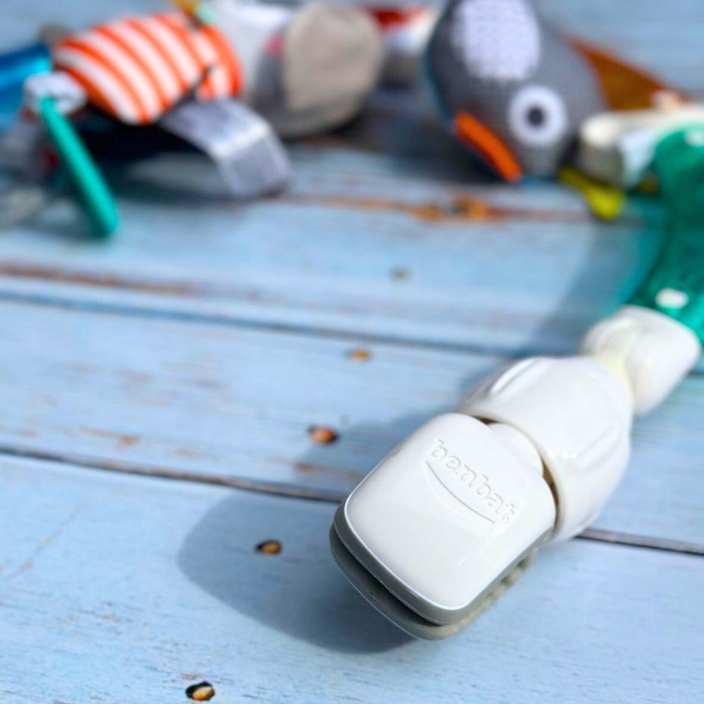 BenBat Senzorická hrazdička s hračkami na kočík a autosedačku - koala