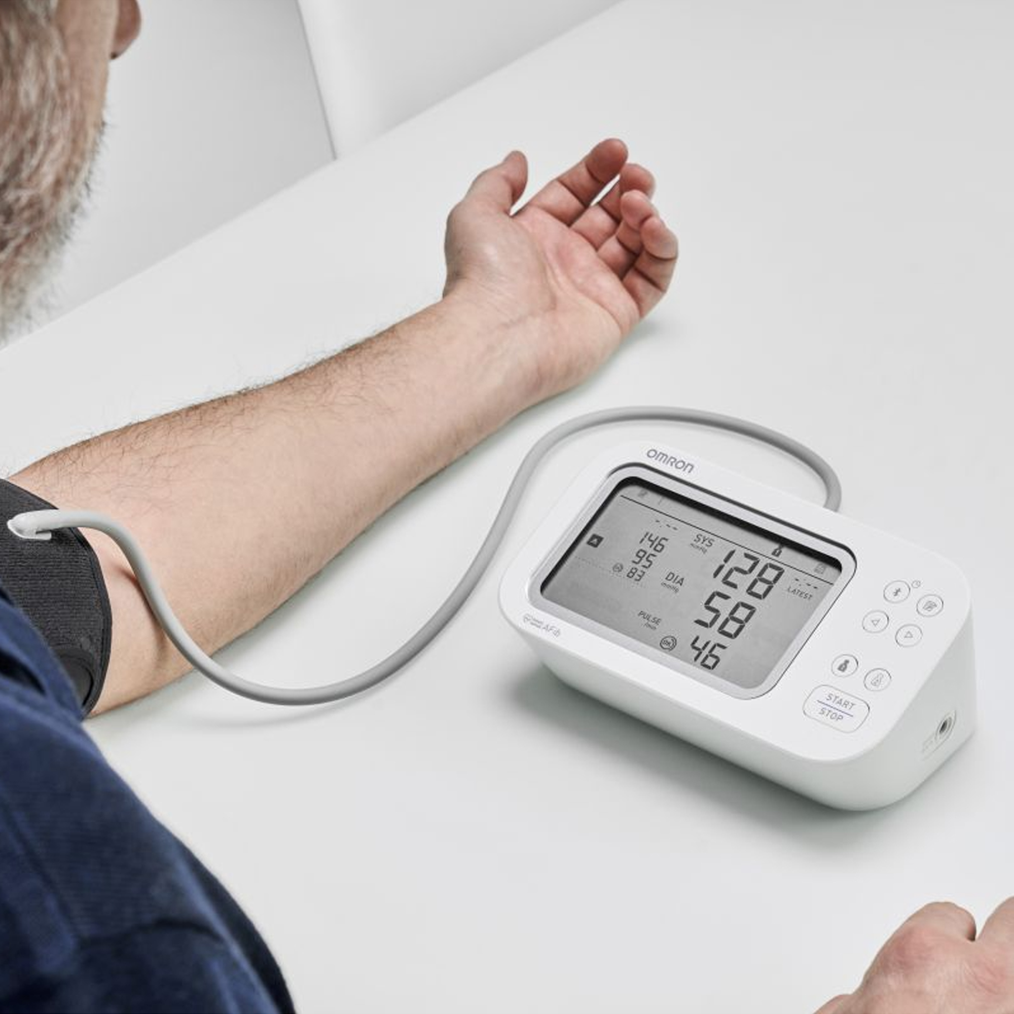 OMRON M6 Comfort AFIB Digitálny ramenný tlakomer s 360° manžetou (Pamäť 2×100)