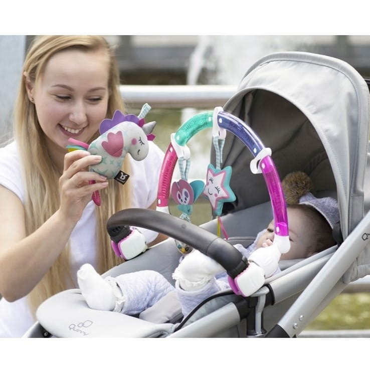 BenBat Senzorická hrazdička s hračkami na kočík a autosedačku - jednorožec