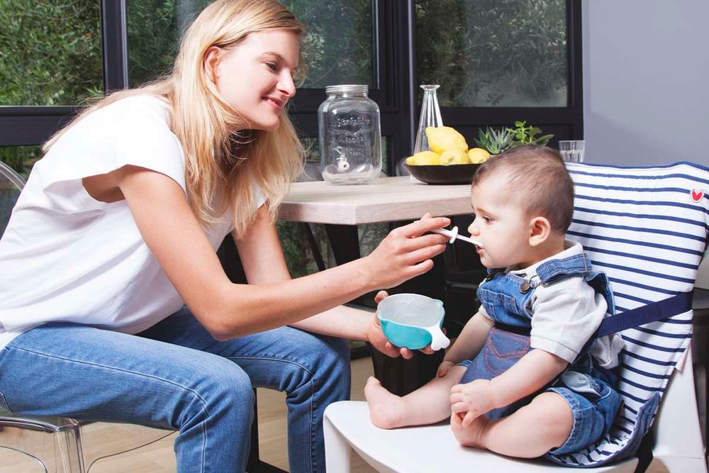 BabyToLove Látková cestovná stolička s navlečením na opierku – Modré pruhy