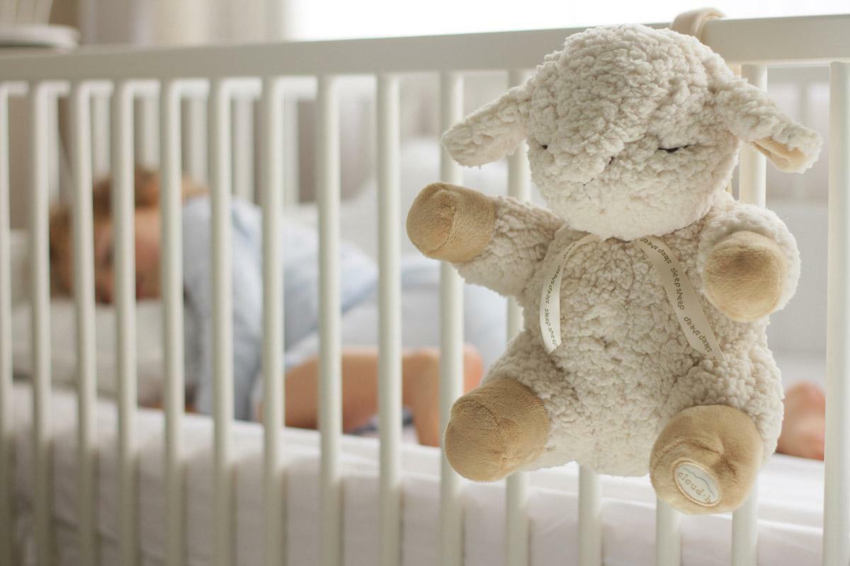 Cloud b®Sleep Sheep™ - Plyšová hračka/Zvieratko s melódiou Spiaca ovečka