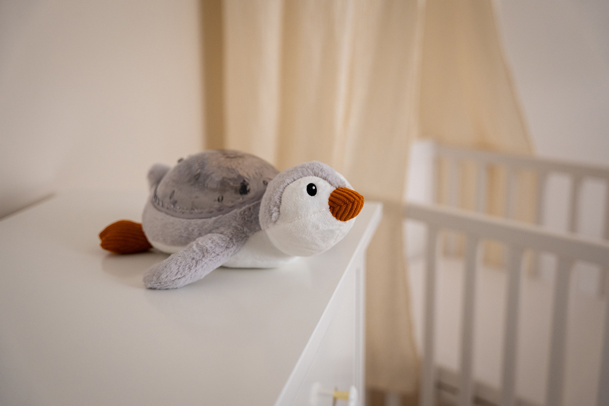 Cloud b® Tranquil Penguin ECO™ - Nočné svetielko s melódiou, tučniak