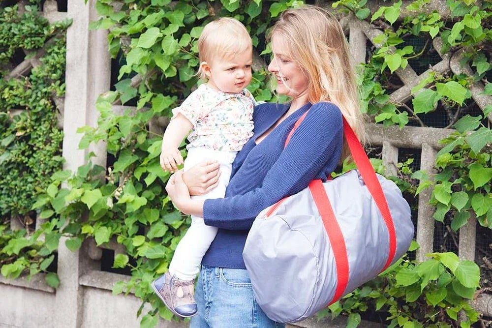 BabyToLove Roll n' Go Prenosný organizér na postieľku - biele hviezdičky