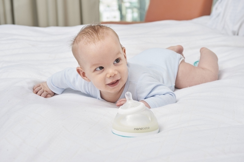 Nanobébé Fľaša na kŕmenie / skladovanie mlieka, 240ml + náhradný cumlík - 2ks, 0m+, šedá