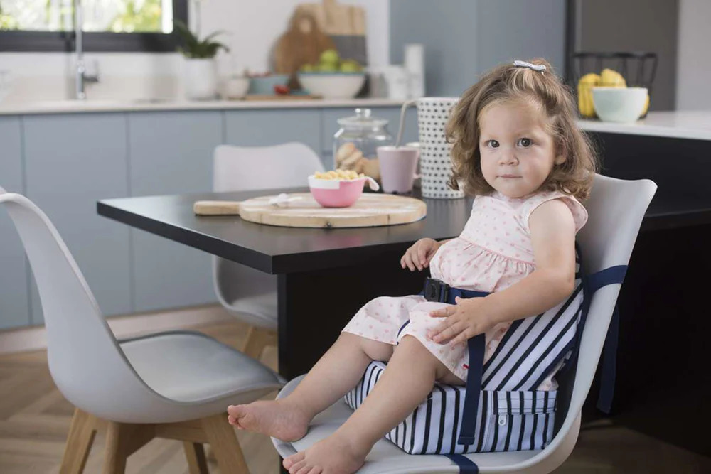 BabyToLove Easy Up Prenosná detská stolička/podsedák – modré pásiky
