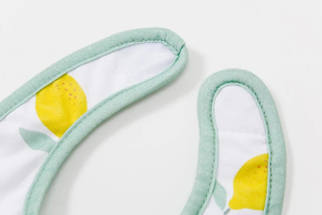 BabyToLove Set podbradníkov  – Mäkké nepremokavé podbradníky, Happy Lemon, 2ks