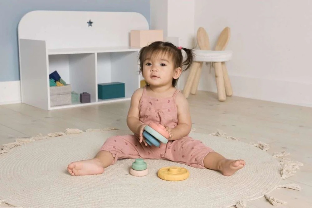 BabyToLove Stack and Learn Mäkké senzorické krúžky-edukačná skladacia pyramída pre bábätká