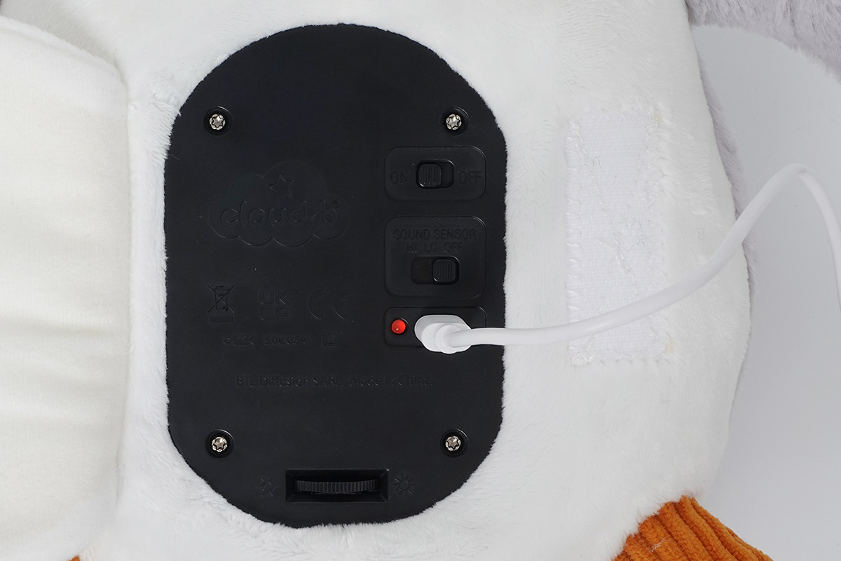 Cloud b® Tranquil Penguin ECO™ - Nočné svetielko s melódiou, tučniak