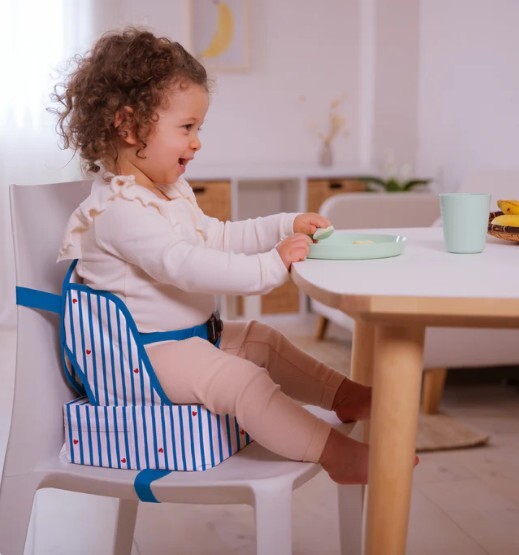 BabyToLove Cestovný podsedák Easy Up-Prenosná jedálenská stolička na cesty - Pruhy, srdce
