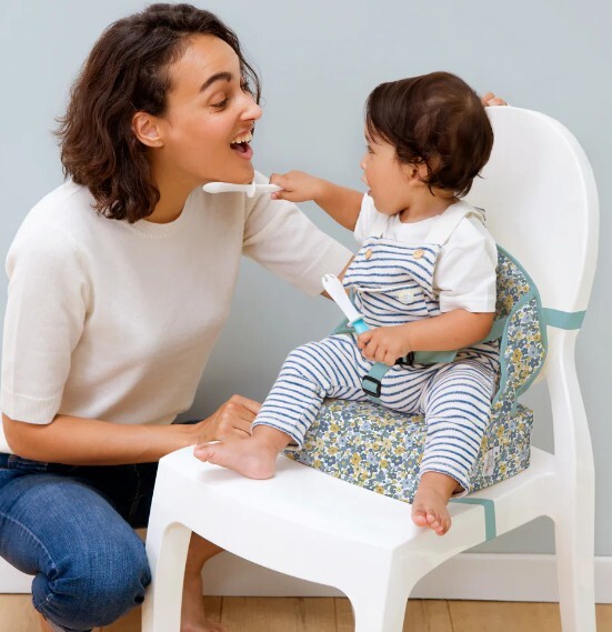 BabyToLove Cestovný podsedák Easy Up – Prenosná jedálenská stolička na cesty, Kvietky