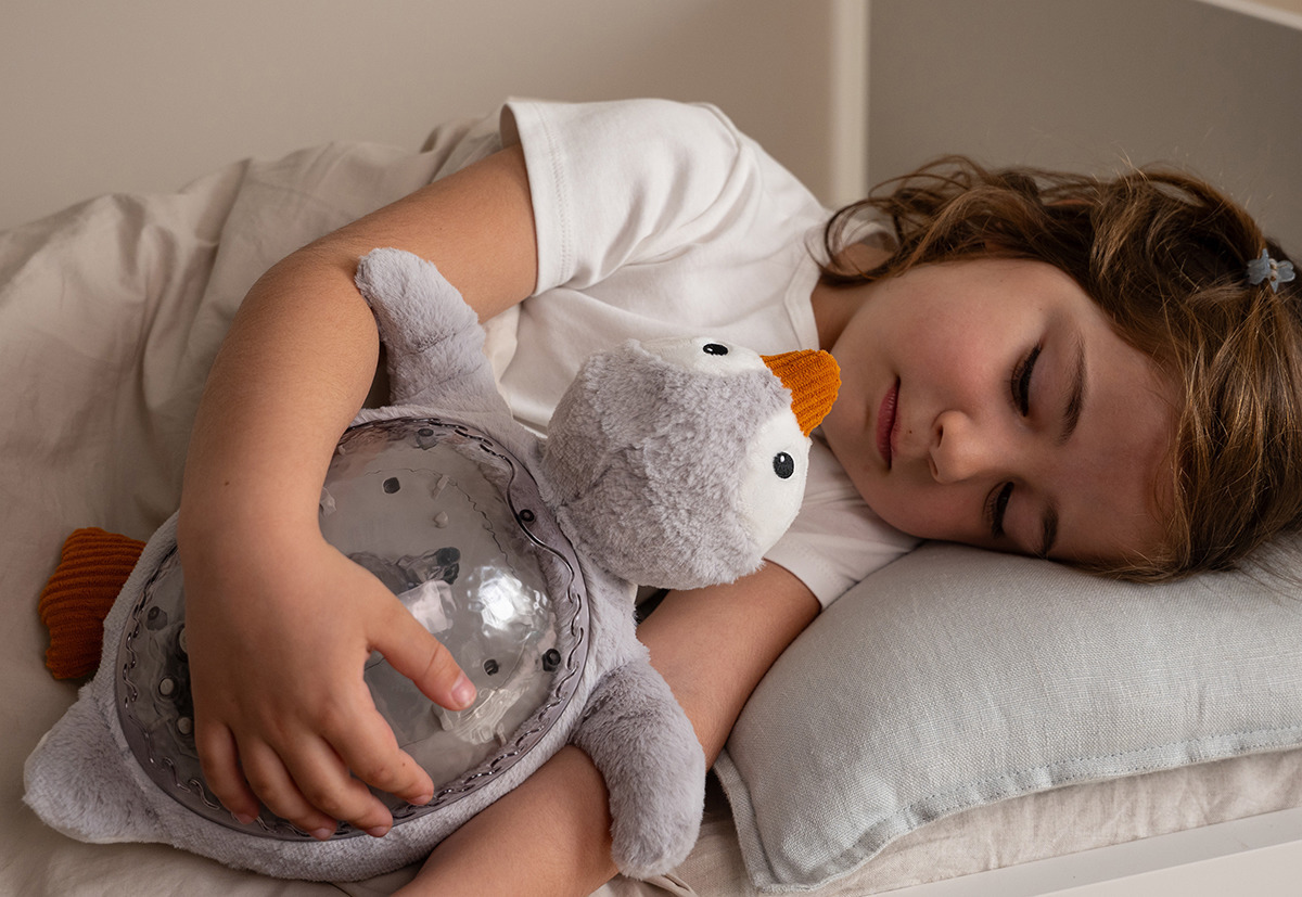 Cloud b® Tranquil Penguin ECO™ - Nočné svetielko s melódiou, tučniak
