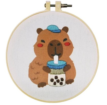 WOW BOX Kreatívna sada Vyšívanie - Kapibara s bublinkovým nápojom