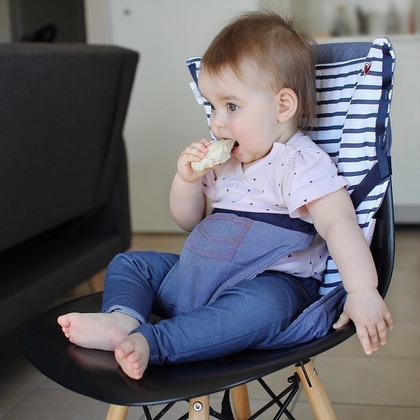 BabyToLove Stoff-Reisehochstuhl mit Bezug für die Rückenlehne – Blaue Streifen