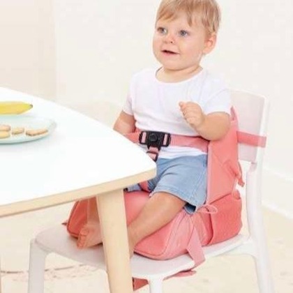 BabyToLove Travel Up Ultraleichter Stoff-Reisehochstuhl mit Befestigung an der Rückenlehne – rosa