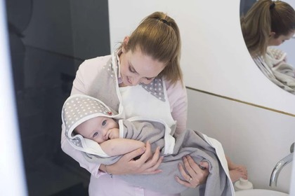 BabyToLove Bambus-Handtuch mit Kapuze für Babys und Kinder – Motiv weiße Sterne