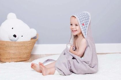 BabyToLove Bambus-Handtuch mit Kapuze für Babys und Kinder – Motiv weiße Sterne