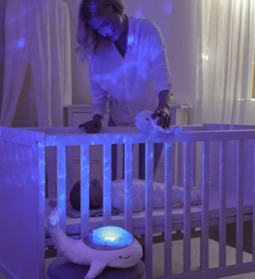 Ako detské svetielka a projektory premenia strašidelnú tmu na bezpečné útočisko.